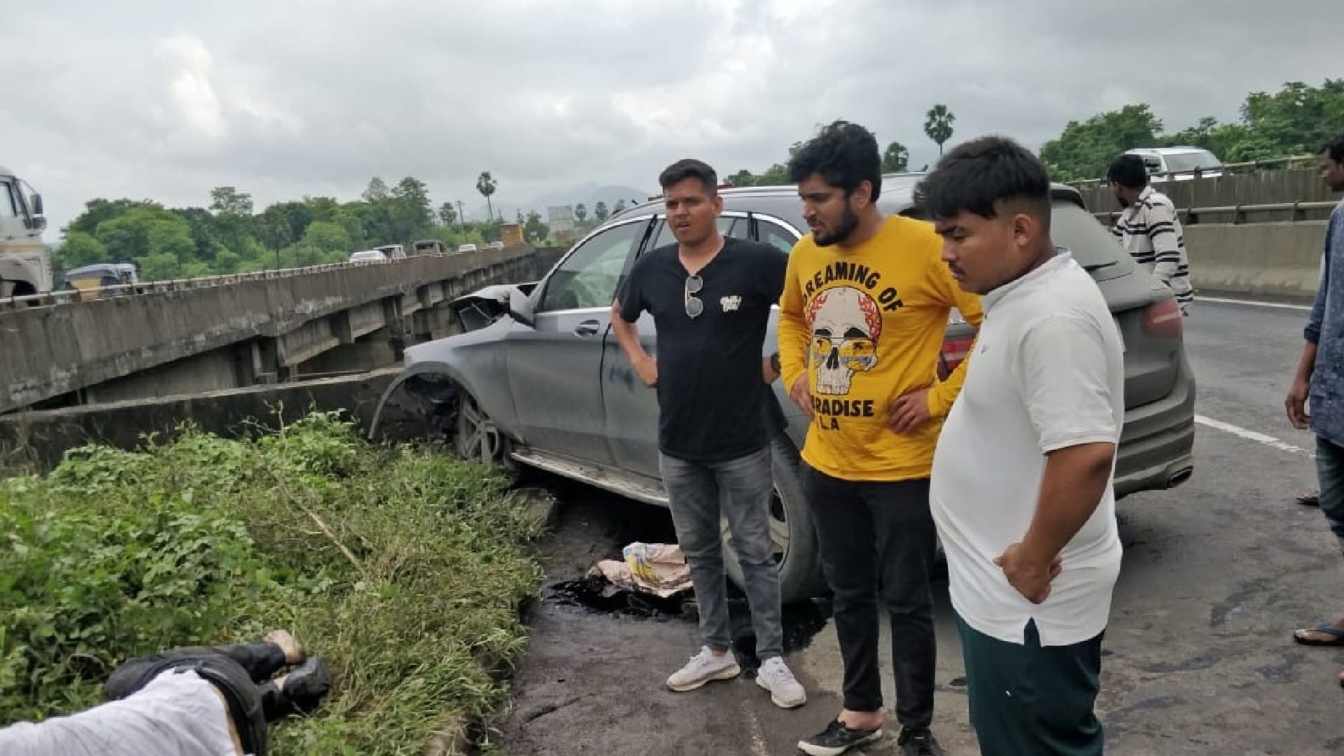 Cyrus Mistry was in this Mercedes car was damaged after accident airbags also opened check Video