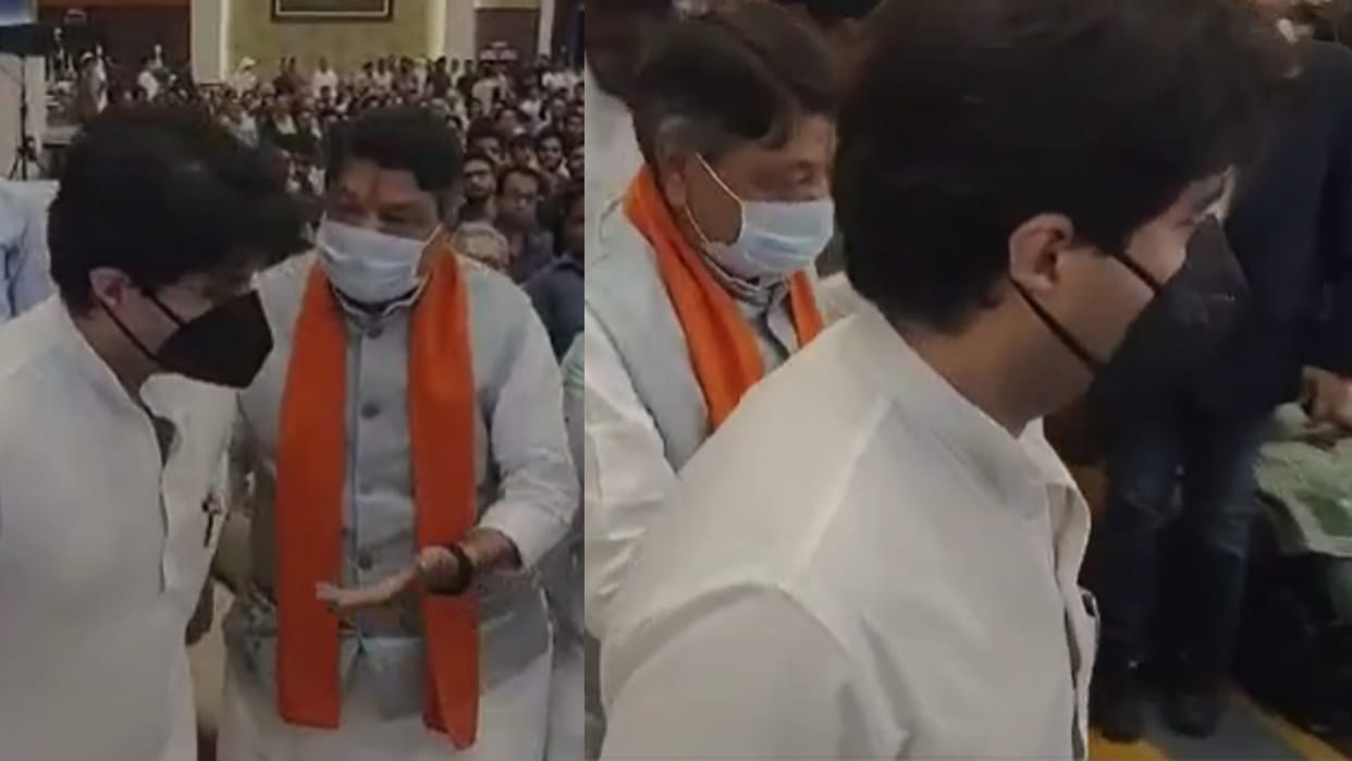 Scindia took Kailash sitting down on the stage holding hands in the program of MPCA in Indore