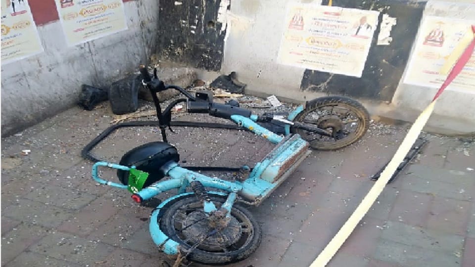 accident in front of AIIMS gate number two Uncontrollable car collided with auto and Yulu cycle three killed