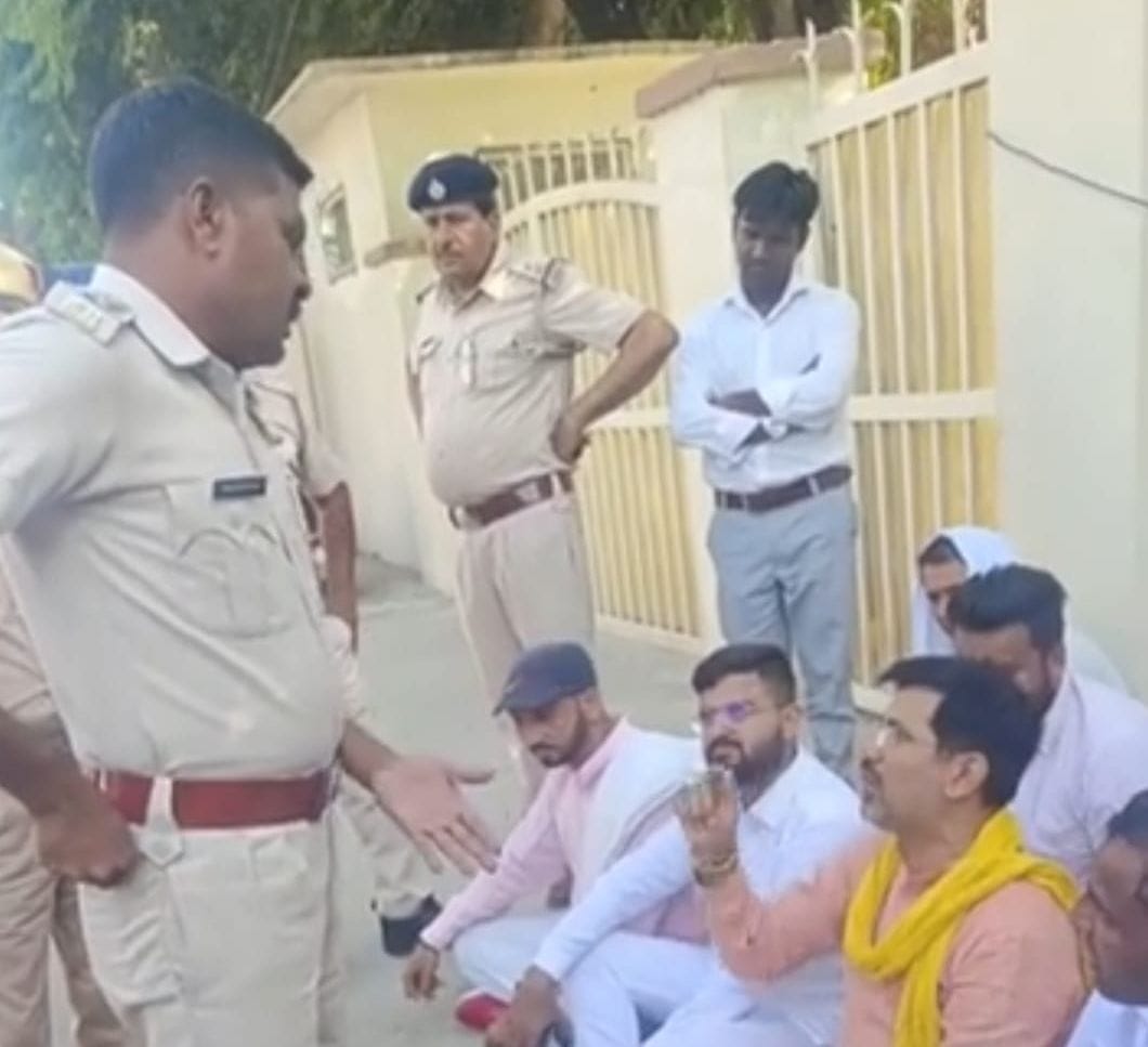 Uproar outside SP residence, fight between AAP's state spokesperson and police