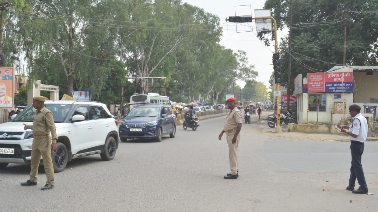 Hardoi, PRD jawans doing duty with rifles, sticks in security