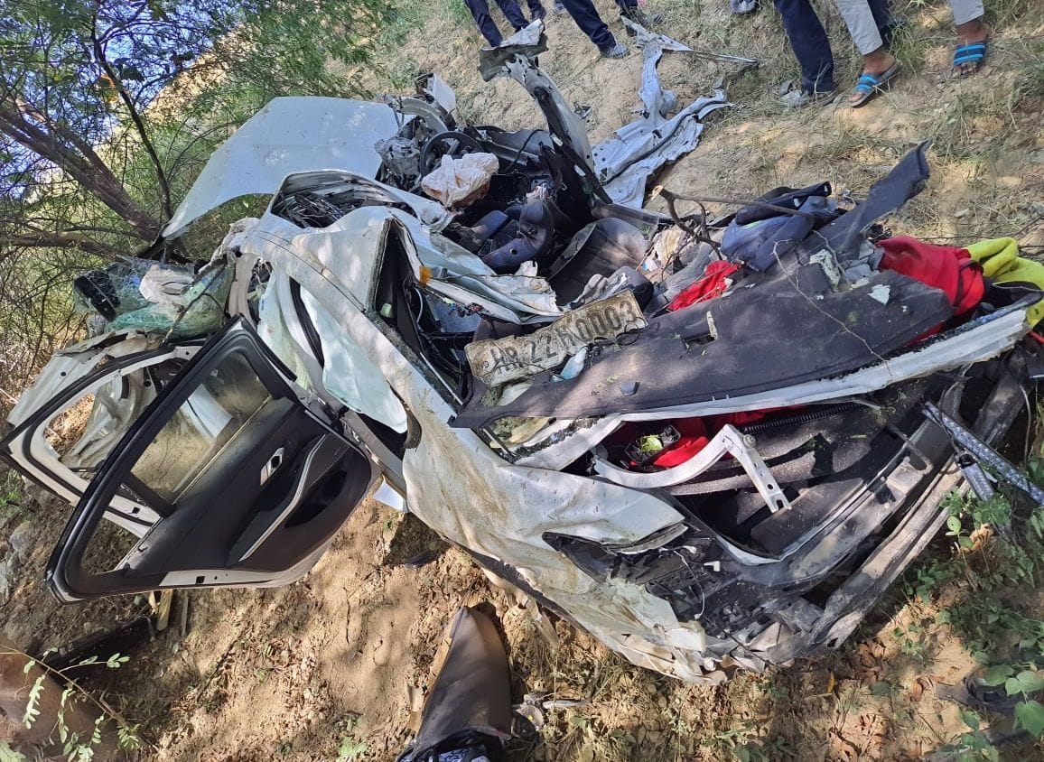 BMW ran at a speed of 210, broke the railing and fell 20 feet, student dies