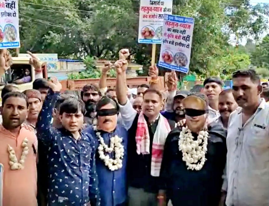 indore farmers protest by throwing garlic on road for not getting fair price