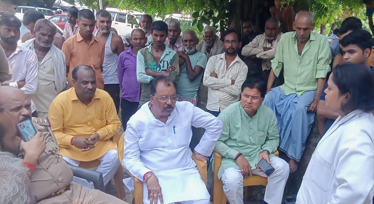 kanpur dehat: dead body of farmer found hanging in peg, family members created ruckus alleging murder