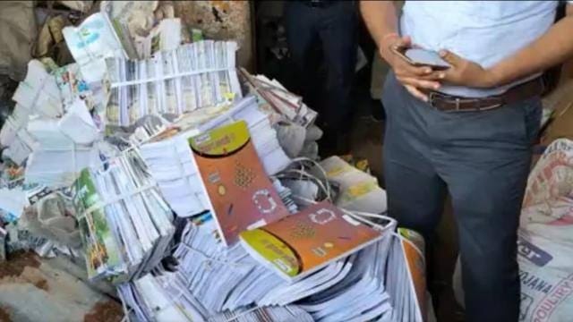 Primary school teacher in Fatehpur sold children's books to the scrap