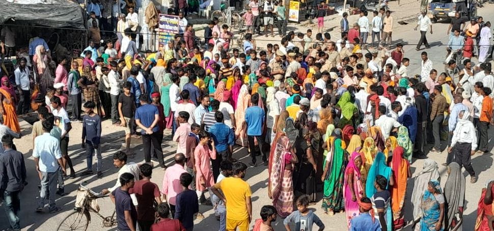 Fatehpur: Demand for the arrest of the driver of the vehicle by jamming the intersection