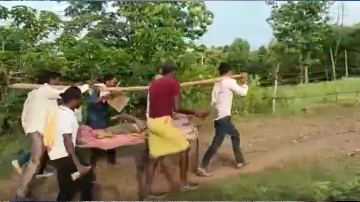 the relatives arrived for treatment by taking the injured woman on the cot  In Seoni,