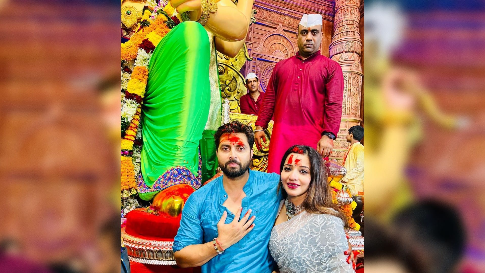Bhojpuri Actress Monalisa went to her friend house with husband Vikrant for ganpati darshan