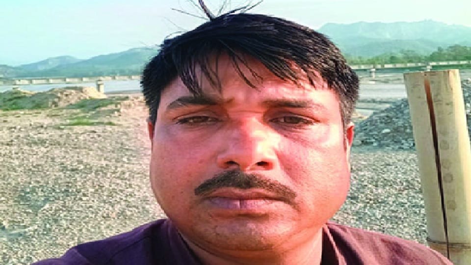 Momos fell due to hand touch angry man killed person by slitting his throat in delhi