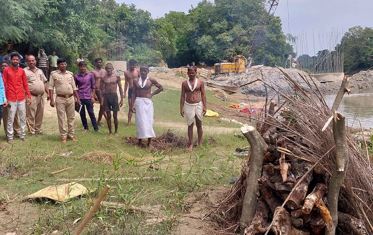 Tension between sister and bandits over funeral of deceased
