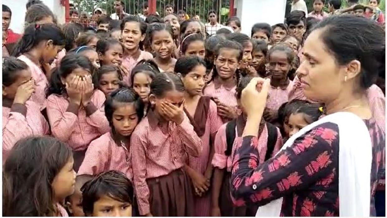 Children wept over the suspension of the headmistress in mirzapur