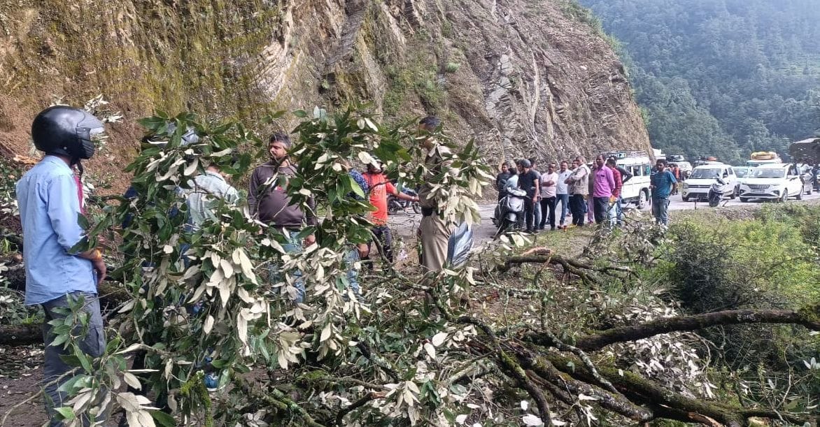 Pithoragarh-Dharchula NH: Traffic stop for half an hour due to debris on NH