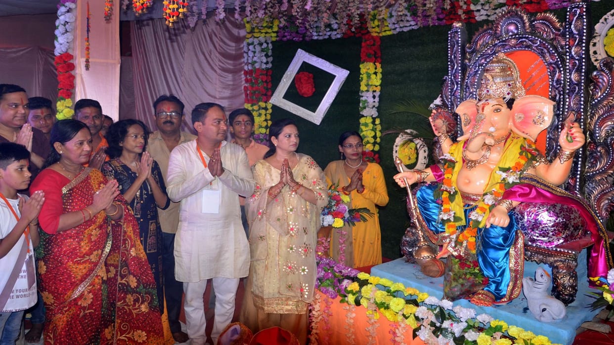 Ganpati Puja: Huge crowd gathered in the puja pandals for Gajanan's darshan, cultural programs also took place