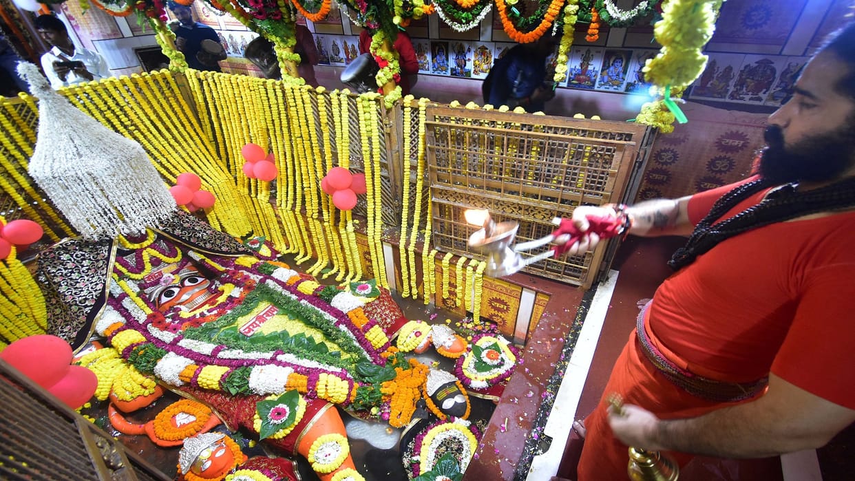 Bade Hanuman Mandir decoration entry of common devotees started with Maha Aarti