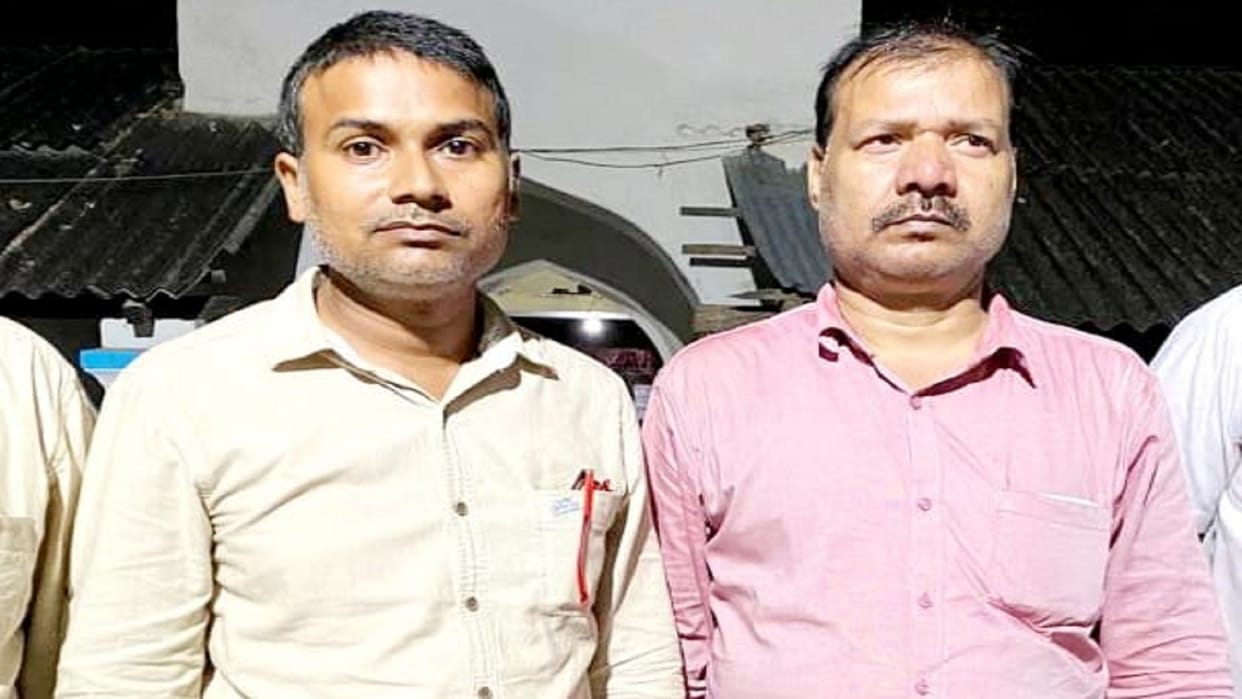 Accountant caught red handed taking bribe case registered in varanasi