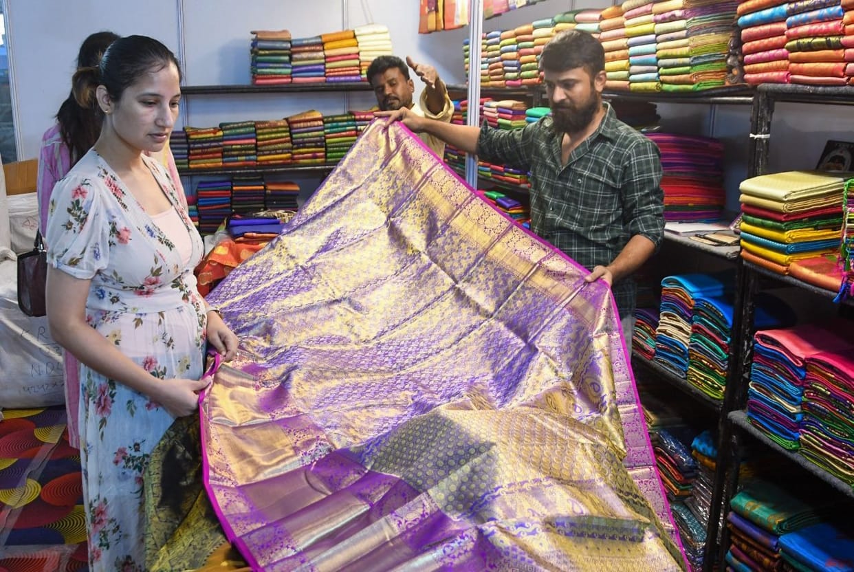The expressions of Anjata-Ellora are filling the colors of tradition in fashion