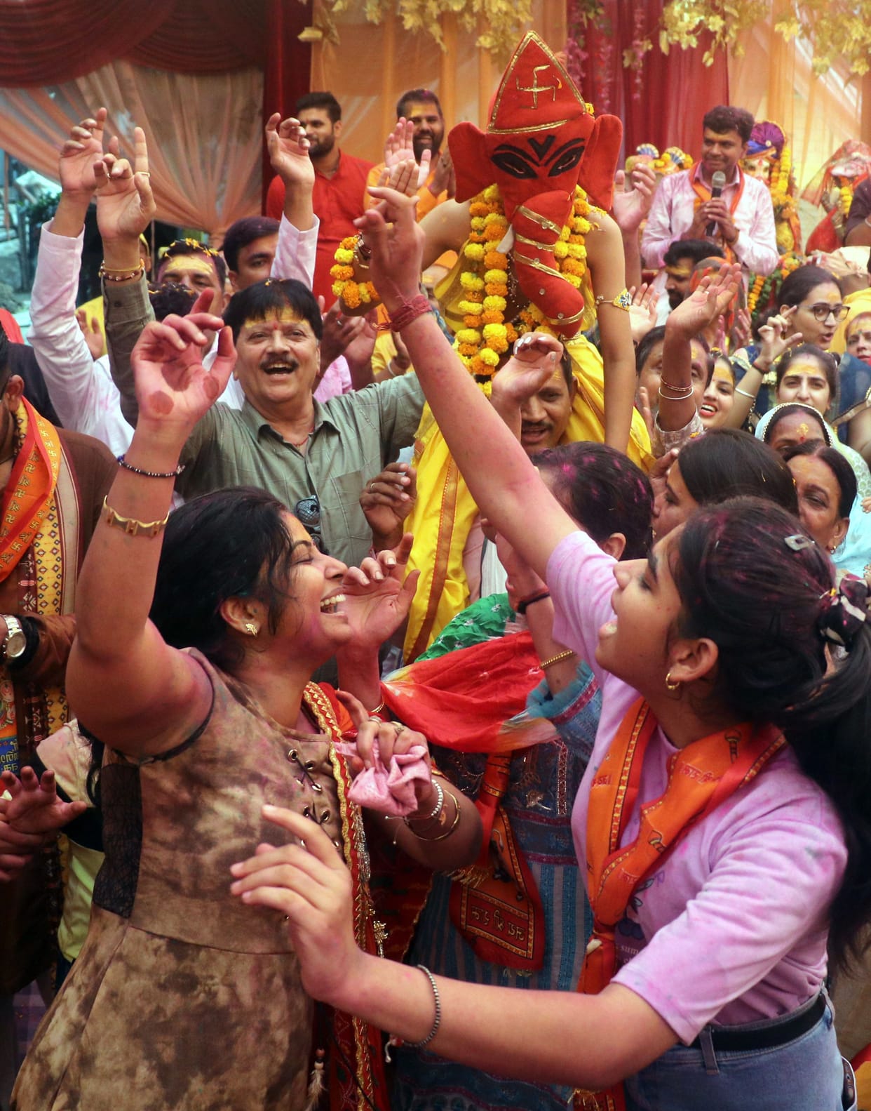 Ganpati Bappa Morya's cheers, aarti performed with 251 lamps