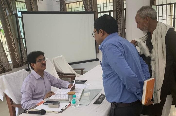 Banda: Divisional Commissioner scolded Anganwadi worker who was running mobile during the resolution day