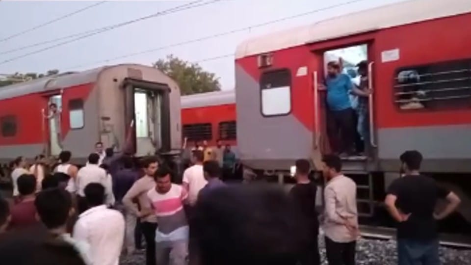 ट्रेन के कोच को अलग कर ट्रेन रवाना की गई।