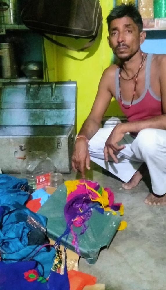 Banda: A few steps away from the police post, thieves took away goods worth lakhs