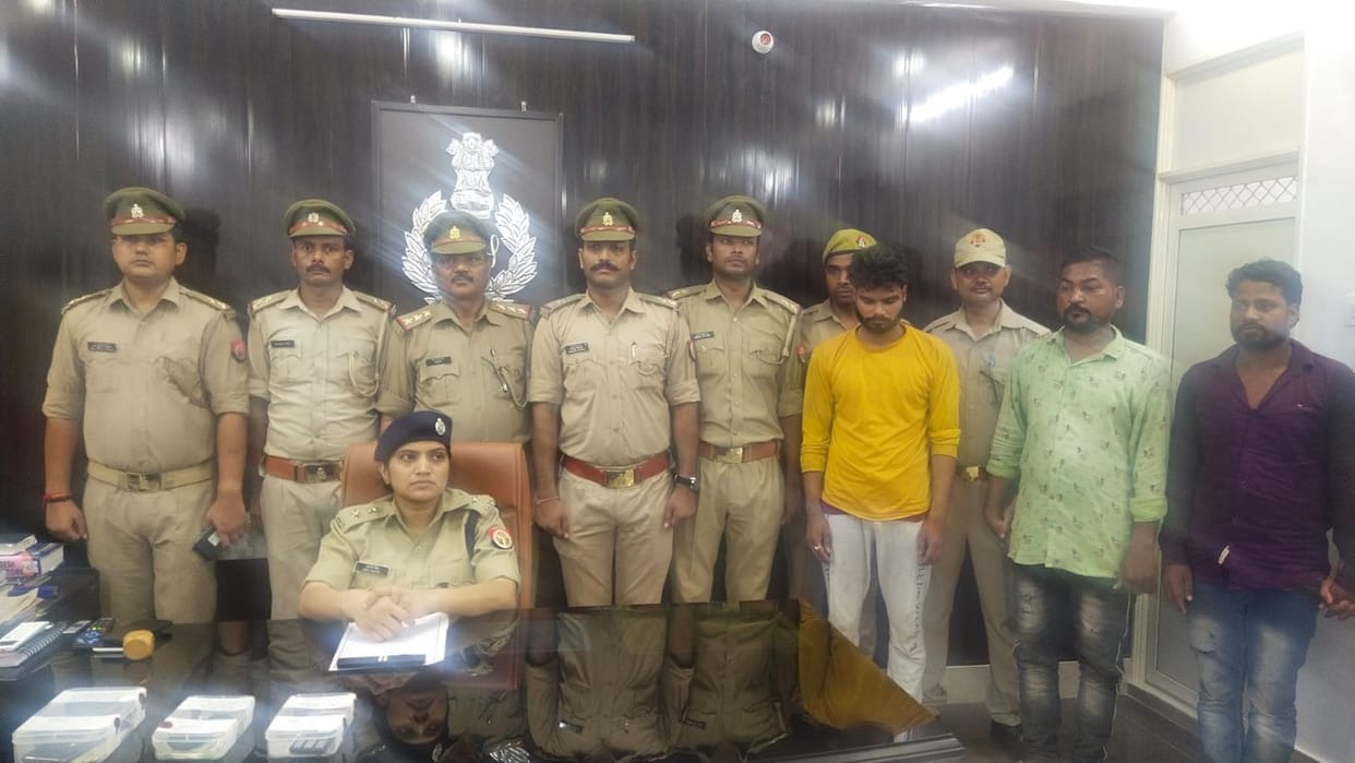Three people arrested for robbing passengers by posing as auto drivers