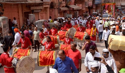 Gangesh chaturthi in varanasi Colour of Maharashtra scattered lal baag ke raja immersion in kashi