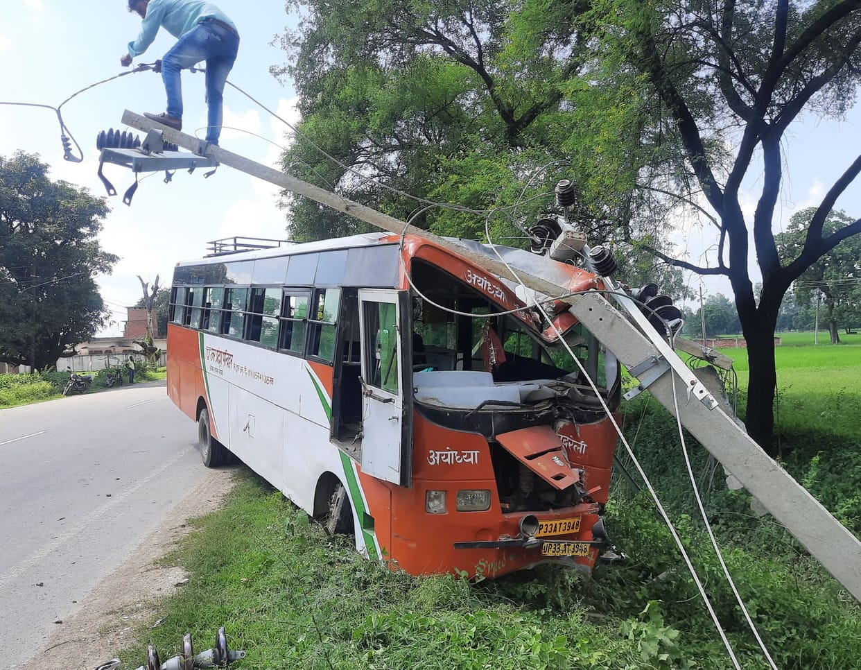 bus collided with electric pole, six injured