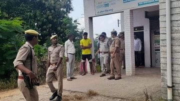 घटनास्थल का जायजा लेते पुलिस अधीक्षक व अन्य पुलिसकर्मी।