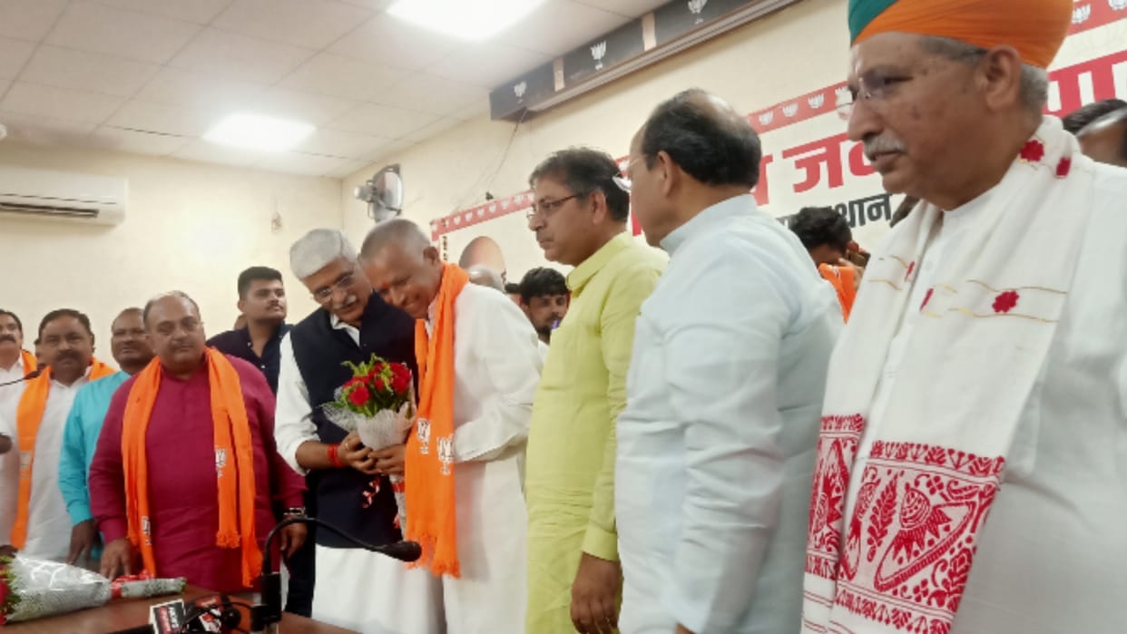 Seven leaders including former minister Laxminarayan Dave join BJP