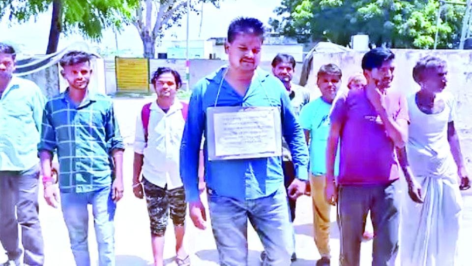accused of robbery surrendered at the police station in firozabad