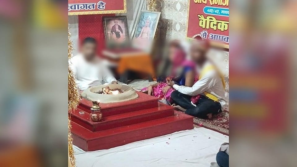 UP Muslim girl changed religion and married hindu boy after love in agra