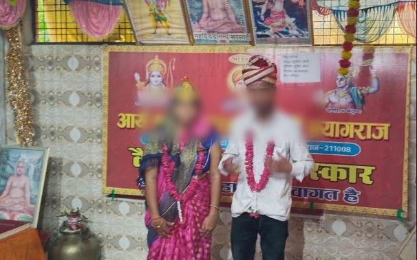 UP Muslim girl changed religion and married hindu boy after love in agra