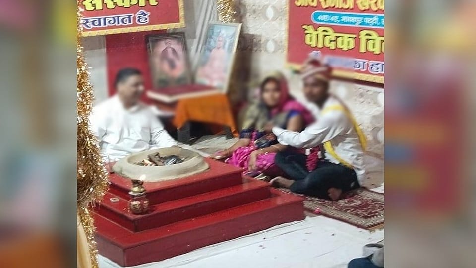 UP Muslim girl changed religion and married hindu boy after love in agra