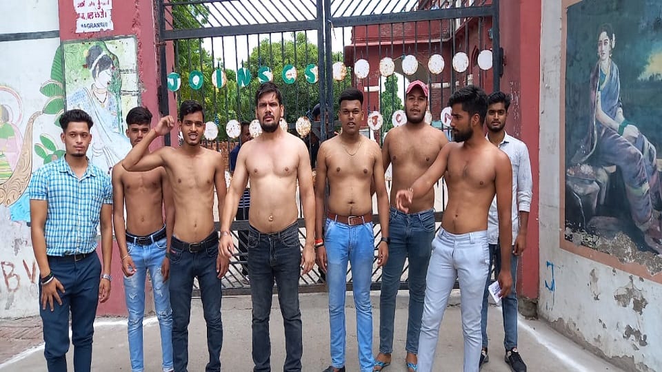 Student Performed Demand for student union elections In Agra University