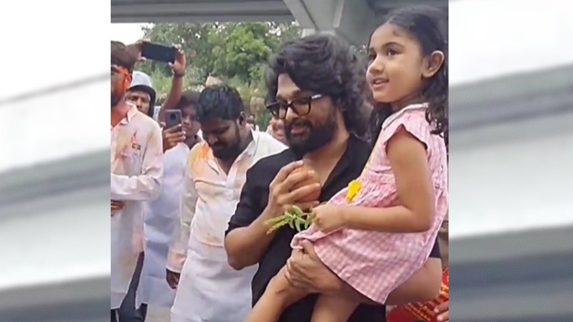Allu Arjun did ganesh visarjan with daughter actor cheers Ganpati Bappa Morya watch video