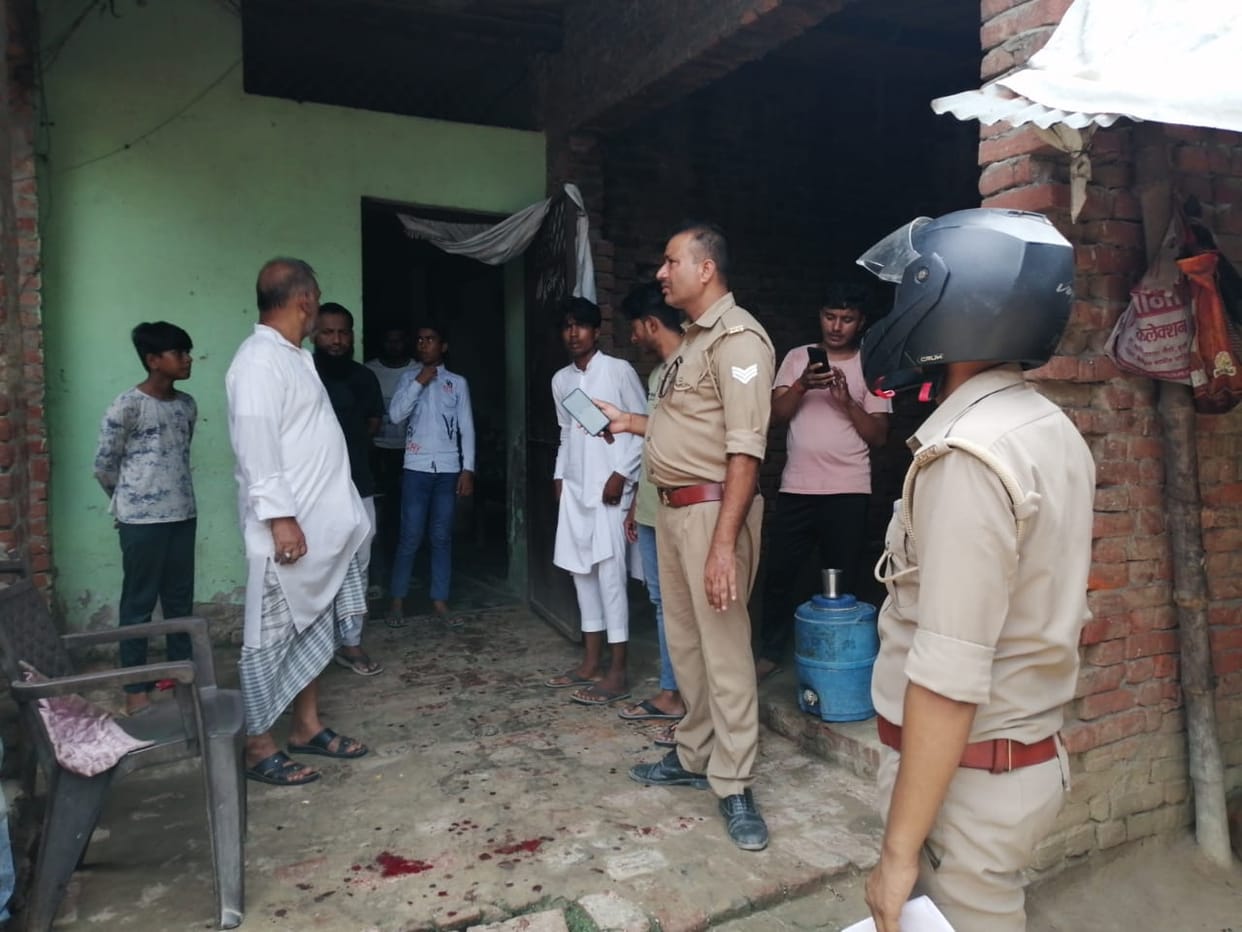landlord stabbed  shopkeeper with scissors in azamgarh after his niece marriage broken