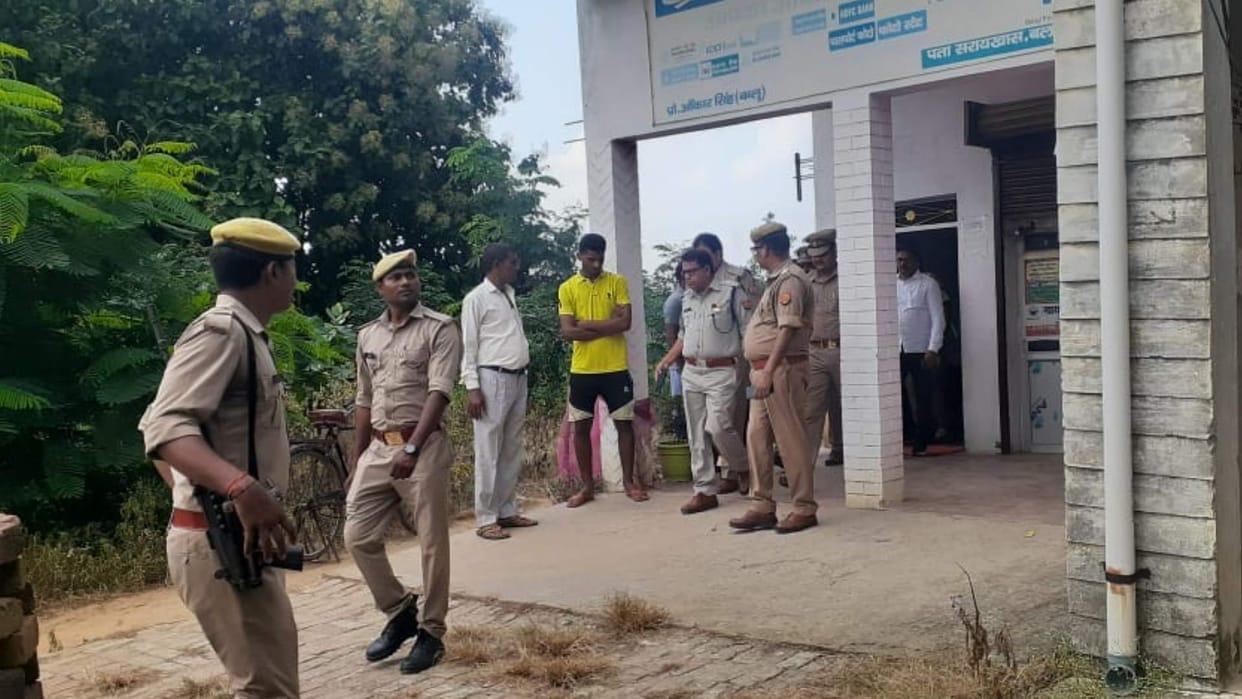 70 thousand rupees loot in a Grahak Seva kendra in Balrampur.