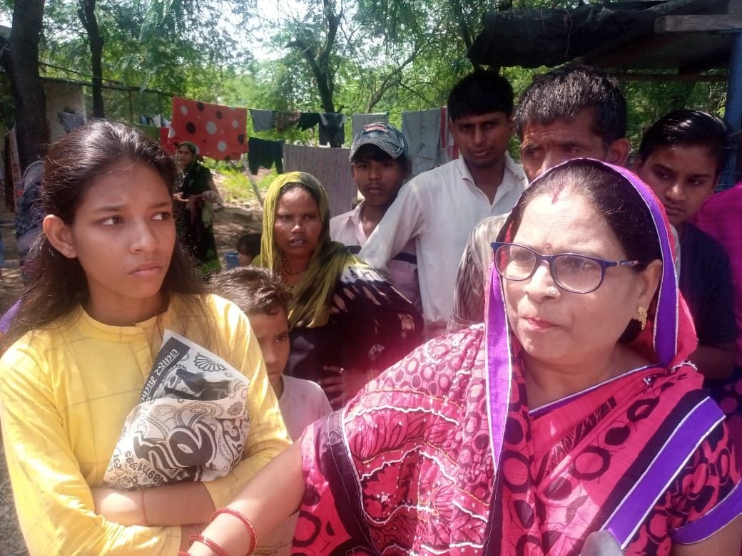 Hathras Crime chain snatched from the woman's neck by showing firearms in broad daylight