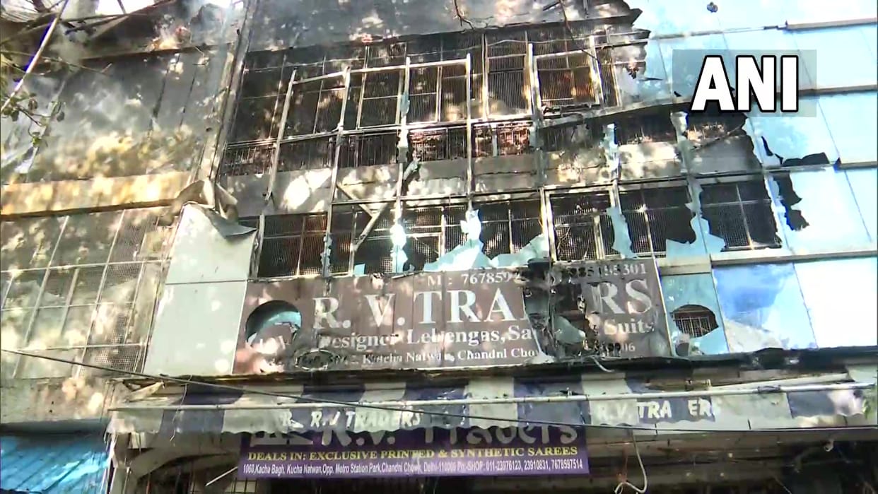Fire Breaks Out in Building Near Chandni Chowk Metro Station Delhi Firefighters Reached to Spot