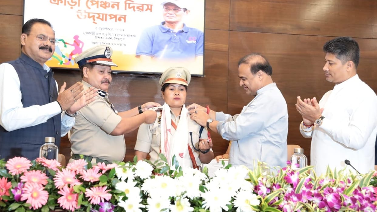 CWG 2022 lawn bowls gold medal winner Nayanmoni Saikia became DSP himanta biswa sarma gave a check of 50 lakhs