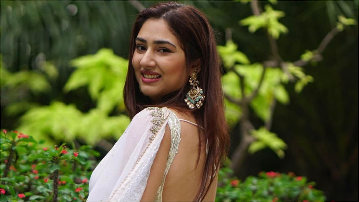 disha parmar white saree with backless blouse chandni look for ganpati bappa visarjan