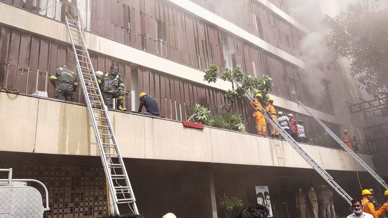 Massive Fire Breaks Out Today at Hotel in Lucknow Hazratganj Evacuation Underway Latest News in Hindi