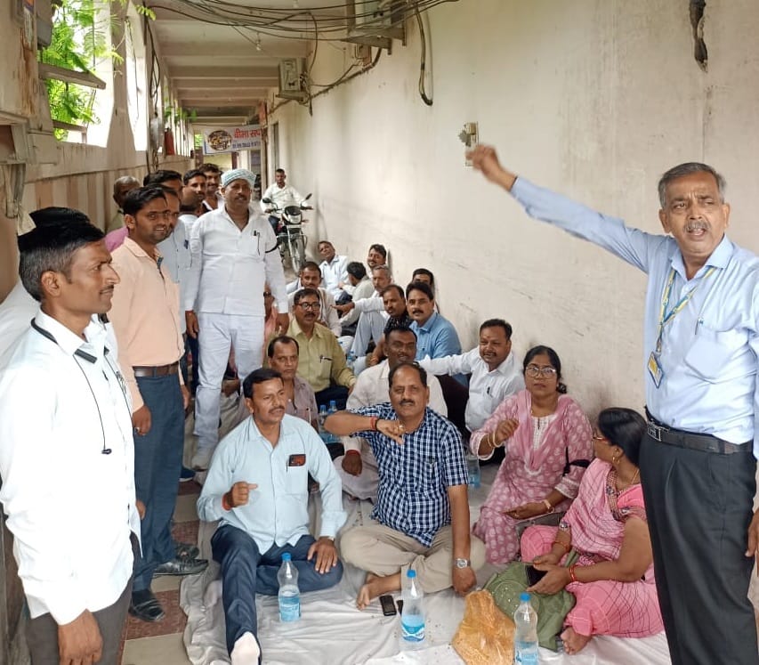 LIC agents staged a sit-in