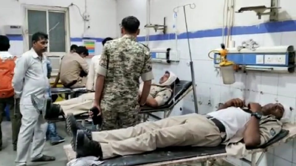 Gwalior: Police vehicle overturned, nine policemen injured while escaping from the car that suddenly appeared