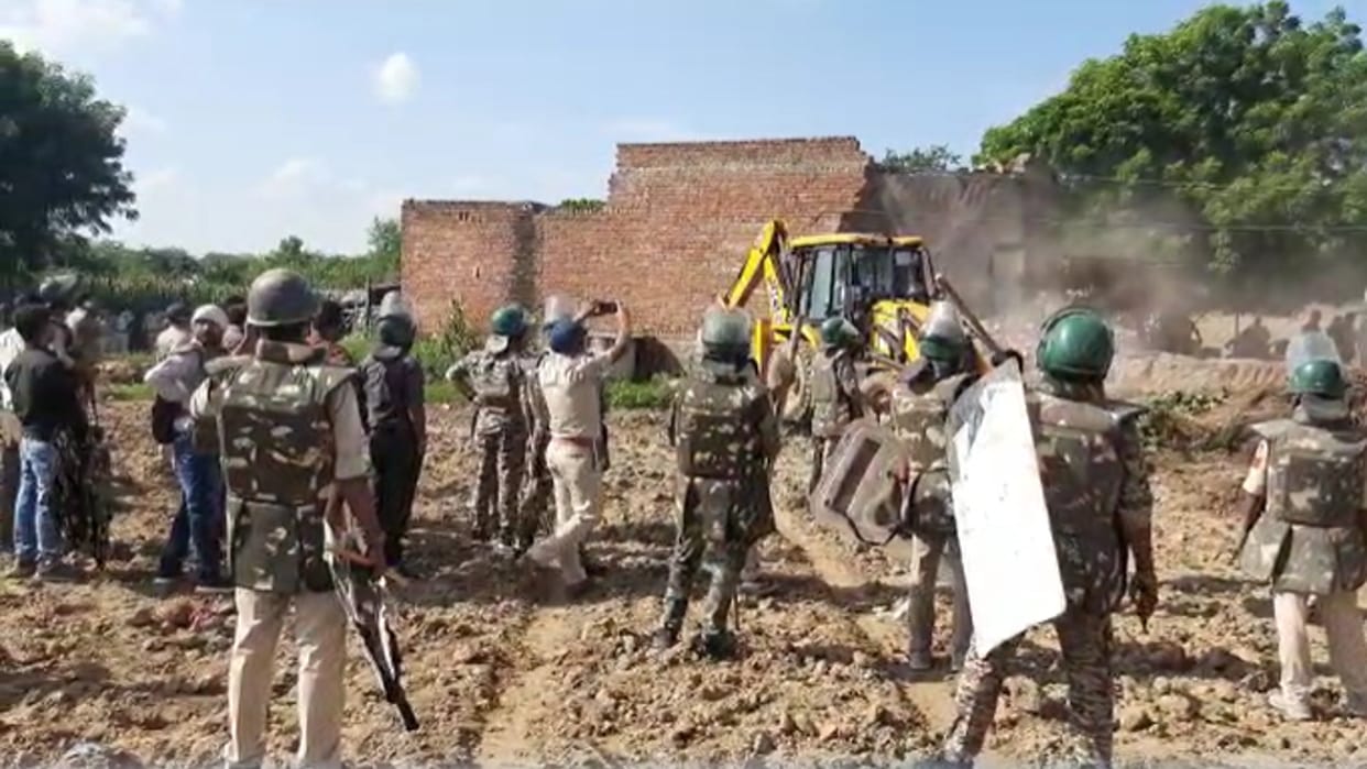 houses of the accused who beat up the traffic constable landed, bulldozers ran on a dozen houses in morena