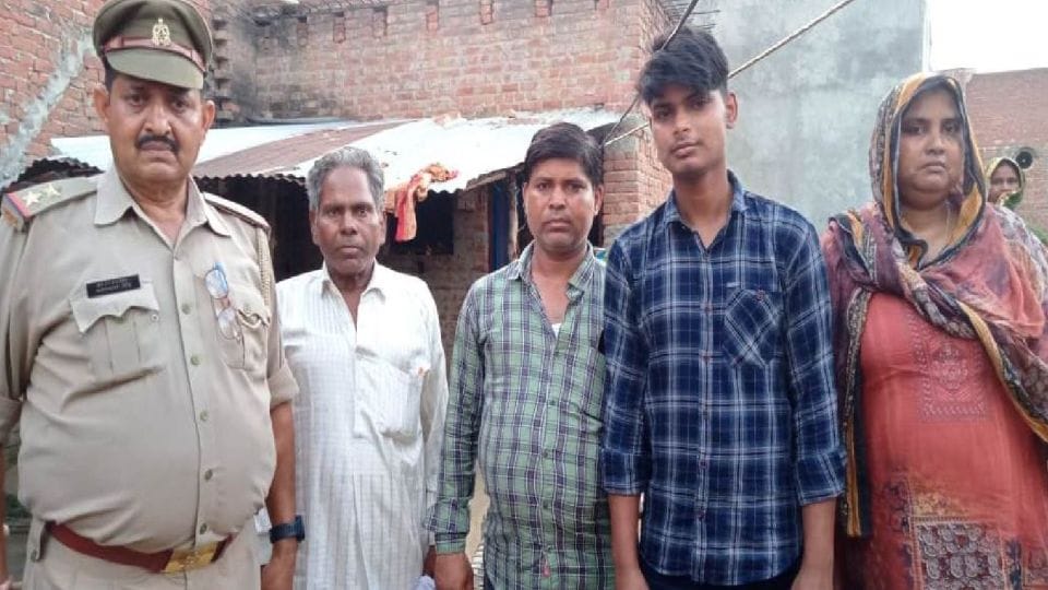 honeytrap victim Zubair returned from Bangladesh after three months in kasganj