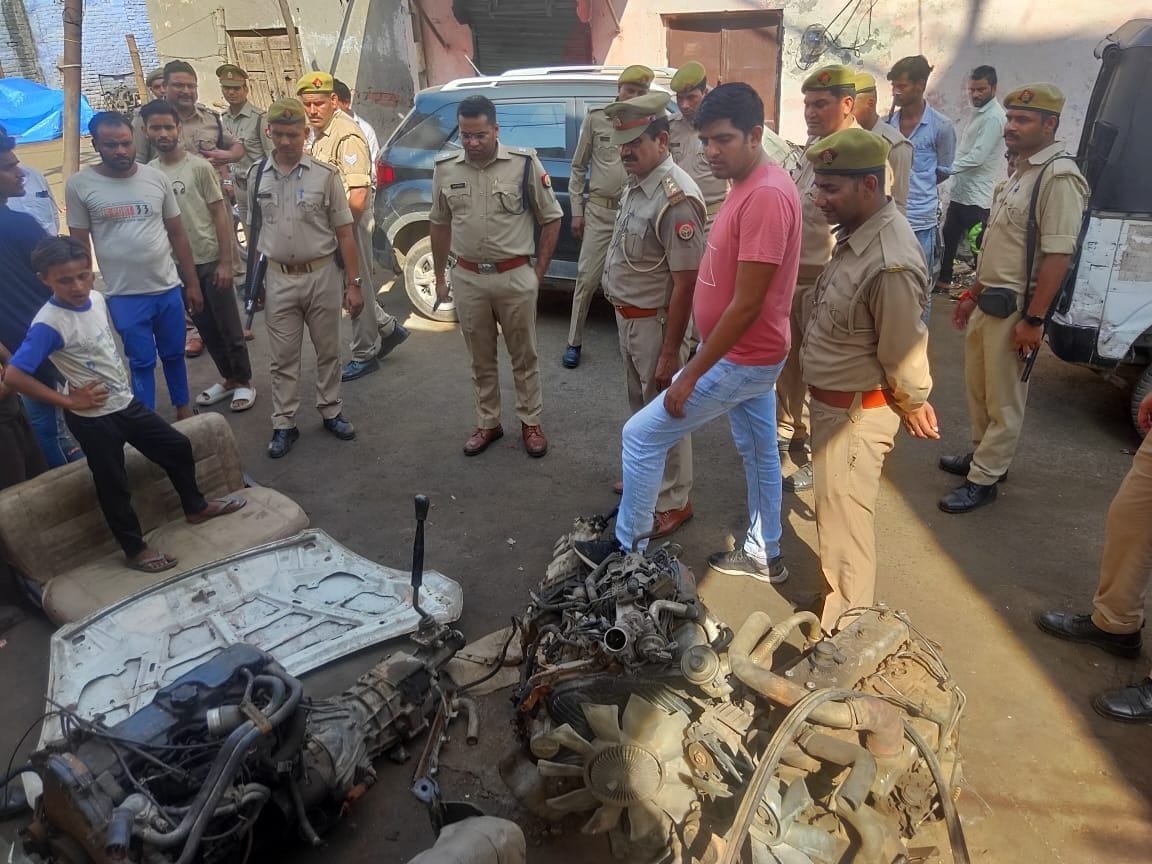 Aligarh News Police raided the junk market of Dehli Gate