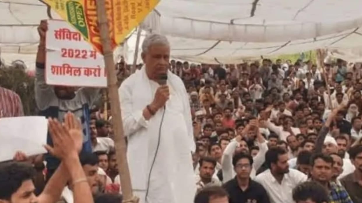MP Kirodi Lal Meena sitting on dharna with health assistants in Jaipur