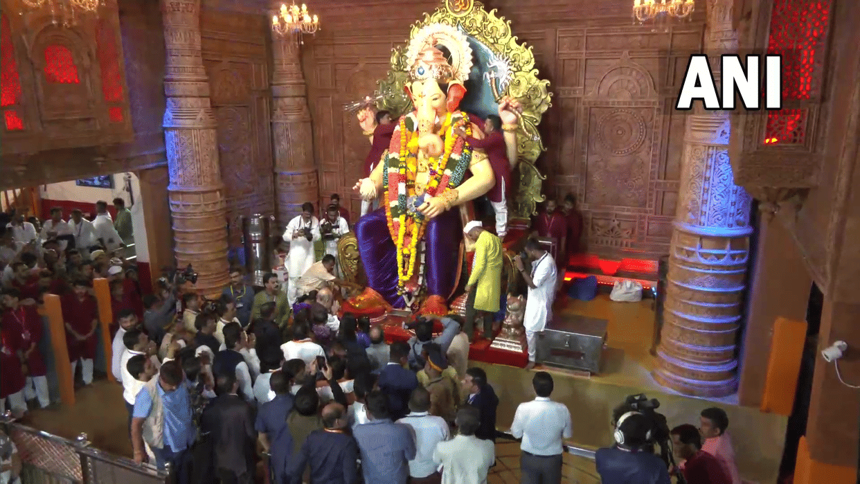 Mukesh Ambani reached Lalbagh Raja joined aarti with family