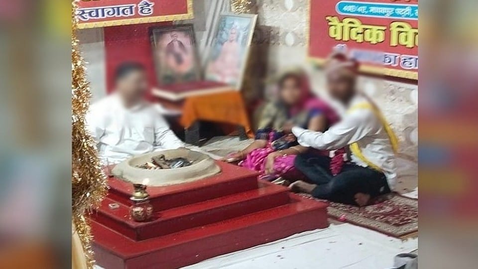 Agra Muslim girl converted to religion and married her boyfriend in the temple